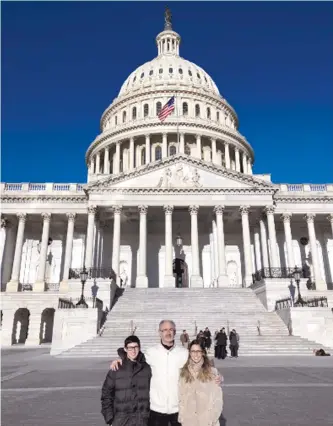  ??  ?? Carlos con sus dos hijos Regina y Andrés Ramírez De la Peña.