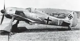  ??  ?? El bombardero alemán FW-190 (arriba) de Armin Faber se posó en territorio enemigo, no sin antes hacer señales de victoria moviendo las alas, a lo que no podían dar crédito los oficiales aliados del aeródromo inglés.