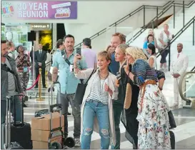  ?? SHANE HARVEY, FOX ?? From left, Jason Priestley, Brian Austin Green, Gabrielle Carteris, Ian Ziering, Jennie Garth and Tori Spelling in “BH90210.”