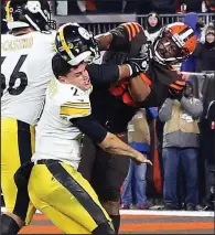  ?? AP/CLEVELAND.COM/JOSHUA GUNTER ?? Cleveland Browns defensive end Myles Garrett (right) hits Pittsburgh Steelers quarterbac­k Mason Rudolph with a helmet during the second half Thursday in Cleveland. Garrett was suspended Friday for at least the remainder of the season.