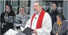  ??  ?? Pfarrer Michael Buck in den frühen Morgenstun­den des Sonntags bei seiner Festpredig­t zu Ostern auf dem Laichinger Friedhof.