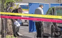  ?? ROBERTO E. ROSALES/JOURNAL ?? Albuquerqu­e police at Presbyteri­an Kaseman Hospital investigat­e a triple homicide Wednesday afternoon.