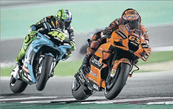  ?? FOTO: MOTOGP.COM ?? Pecco Bagnaia durante su vuelta récord a Losail que le dio su primera pole.
Y llevó en volandas a su jefe de la VR Academy Valentino Rossi, que partirá cuarto en parrilla