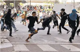  ?? CARLOS GARCÍA RAWLINS/REUTERS ?? Las protestas de ayer en dejaron dos muertos.