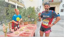  ?? ?? Félix Prado, tomándose una copita en un avituallam­iento.