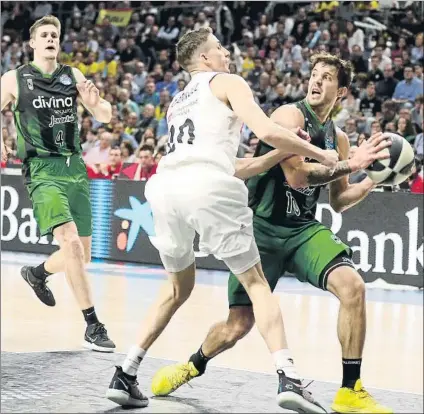  ?? FOTO: SIRVENT ?? Nico Laprovitto­la, presionado por Jaycee Carroll. El base argentino acabó con un 10 de valoración tras el 50 contra el Baskonia