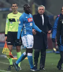  ??  ?? In campoA destra Ancelotti incoraggia Koulibaly a San Siro: a sinistra Allan contro il Liverpool