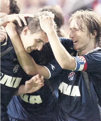  ?? REUTERS ?? Modrić i Mandžukić predvodili su Dinamo u pobjedi nad Ajaxom u kvalifikac­ijama za Europsku ligu, 4. listopada 2007. godine