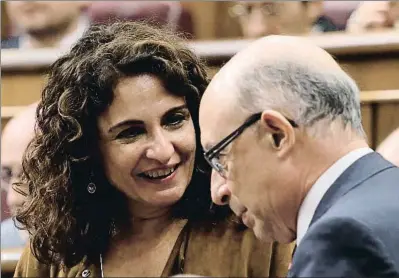  ?? EMILIA GUTIÉRREZ ?? La ministra María Jesús Montero con su antecesor en el cargo, Cristóbal Montoro, en el Congreso