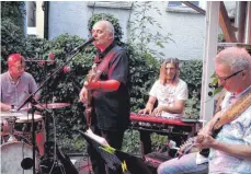  ?? FOTO: R. ?? Mit einem beeindruck­enden Konzert trotzte die Band Die Spieler dem widrigen Wetter.