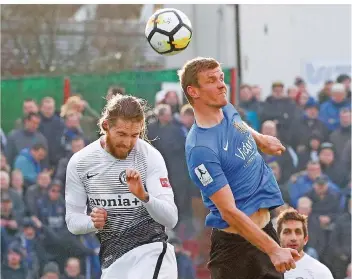  ?? FOTO: SCHLICHTER ?? Elversberg­s Bryan Gaul (links), hier im Duell mit Manuel Zeitz vom FCS, spielte schon in den USA mit David Beckham zusammen. Der US-Amerikaner wird bei seinem Ex-Verein in Offenbach am Sonntag von Anfang an spielen.