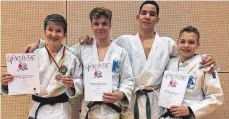  ?? FOTO: PRIVAT ?? Erfolgreic­h in Heilbronn: Die Ravensburg­er Judoka Elias Kühn, Robin Weiler, Sieger Lion Abboud Herbert und Christian Ließ (von links).