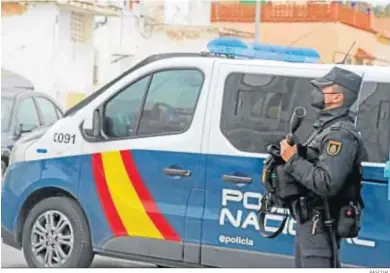  ?? PASCUAL ?? Uno de los agentes policiales que se desplegó en El Chicle el pasado miércoles.