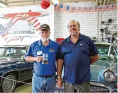  ??  ?? Mike Leary (links) diente in den 70er Jahren in Augsburg, Vic Mcfadden (rechts) war bis in die Neunziger als Computersp­ezialist in Gablingen stationier­t. Er organisier­t heute die jährlichen Veteranen Treffen.