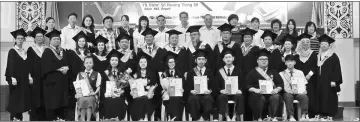  ??  ?? Eight main excellent award recipients with Huang (eighth left, middle row) and other guests.