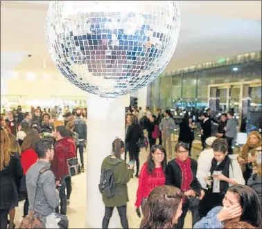  ??  ?? FIESTA. Una bola de espejos decora la entrada del Malba (izq.), un grupo de amigos en un evento del Bellas Artes (arr.) y el cierre, este jueves, de la muestra de Yoko (ab.).