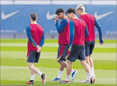  ?? ?? Casadó, Lamine Yamal, Héctor Fort y Marc Guiu, en un entrenamie­nto reciente del Barça.