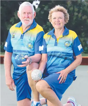  ?? Picture: GLENN FERGUSON ?? FRESH LOOK: Barry 'Tige' and Robyn Michael show off the club’s new uniform.