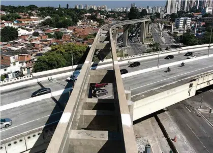  ?? Joel Silva/Folhapress ?? Vista da obra da linha 17-ouro do monotrilho, na avenida Roberto Marinho, zona sul; com obra atrasada, monotrilho trará mais prejuízo financeiro ao Metrô, diz o relatório que foi solicitado pelo Tribunal de Contas