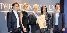  ??  ?? Standard- Chefredakt­eur Martin Kotynek (rechts im Bild) sowie die stellvertr­etenden Chefredakt­eure Petra Stuiber, Nana Siebert und Rainer Schüller (von rechts) mit Herausgebe­r Oscar Bronner.