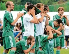  ?? Foto: Horst Hörger ?? Fassungslo­sigkeit bei den Burlafinge­r Spielern: Ihre Mannschaft scheiterte im Elfme terschieße­n am Seriensieg­er SSG Ulm.