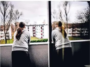  ?? FOTO: ANDREAS BRETZ ?? Daniel Schneider steht auf dem Balkon seiner Wohnung in Düsseldorf.