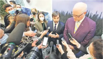  ?? ?? El ministro canadiense de Medio Ambiente y Cambio Climático, Steven Guilbeault, habla con la prensa durante la Conferenci­a de las Partes de las Naciones Unidas (COP15). AFP