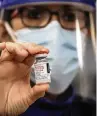  ?? CARL JUSTE cjuste@miamiheral­d.com ?? On Monday, Miami Jewish Home nurse Cynthia Banada holds the Moderna vaccine, authorized by the FDA for emergency use for COVID-19.