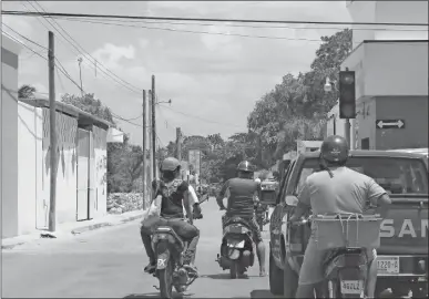  ??  ?? Conductore­s transitan en una de las calles de Ticul donde hay riesgo de accidentes por guiadores que no respetan señales de tránsito