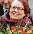  ?? Foto: Hendrik Schmidt, dpa ?? Gewinnerin­nen brauchen Blumen: Schriftste­llerin Natascha Wodin gestern in Leipzig.