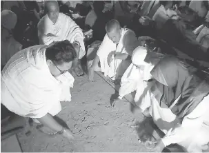  ?? — Gambar Bernama ?? KUMPUL BATU: Jemaah Haji Malaysia mengutip batu di Muzdalifah untuk melakukan ibadah melontar di Mina, semalam.