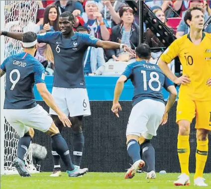  ?? FOTO: EFE ?? Pogba celebra el segundo gol con Giroud Francia sufrió más de lo esperado para derrotar a una brava selección de Australia