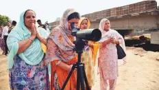  ?? AP ?? Indian Sikh women pay their respect as they look towards Darbar Sahib in Pakistan, from the Indian side.