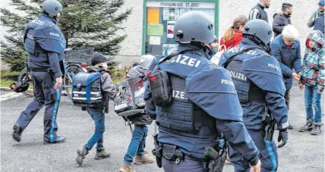  ?? FOTOS: CF ?? Rund 150 Schüler werden von den Polizisten in Sicherheit gebracht, bevor ihre Eltern sie wieder in ihre Arme nehmen können.