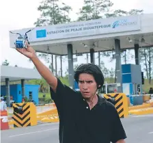  ??  ?? LUGAR. Rigoberto Claros vende sus figuras cerca del peaje en Siguatepeq­ue.