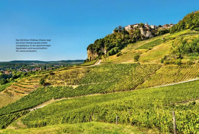  ??  ?? Das Dörfchen Château-chalon liegt auf einem Vorsprung des ersten Juraplatea­us. In der gleichnami­gen Appellatio­n wird ausschließ­lich
Vin Jaune produziert.