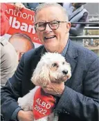  ?? FOTO: DPA ?? Wahlsieger mit Hund: Anthony Albanese und Toto am Sonntag.