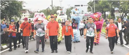  ?? — Photo by Roystein Emmor ?? Dr Abdul Rahman (fourth le ), flanked by wife Datin Siti Shorgayah Ahmad Zaidin and Hilmy, leads other guests on a walk during the ‘Kuching Car-Free Morning’.