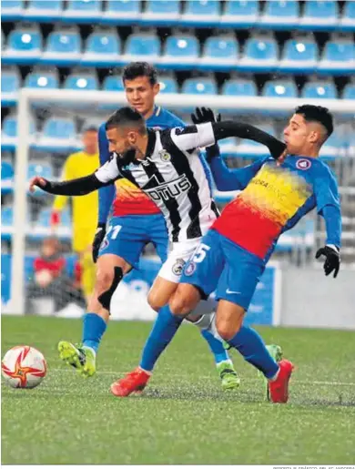  ?? REPORTAJE GRÁFICO: RBL-FC ANDORRA ?? Antoñito trata de de escabullir­se entre dos jugadores del Andorra.