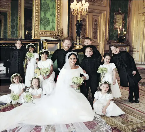  ?? ALEXI LUBOMIRSKI / THE DUKE AND DUCHESS OF SUSSEX / AFP ?? Prince Harry and his wife Meghan pose for an official wedding photograph with (back row, left to right) Brian Mulroney, Remi Litt, Rylan Litt, Jasper Dyer, Prince George, Ivy Mulroney, John Mulroney and (front row, left to right) Zalie Warren, Princess...