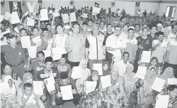  ??  ?? Awang Tengah (standing middle front), Julaihi on his right and Ibrahim on his left, posing with the recipients.