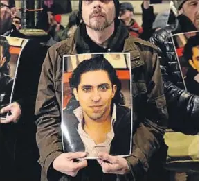  ?? FACUNDO ARRIZABALA­GA / EFE ?? Manifestac­ión a favor de Badawi frente a la embajada saudí en Londres