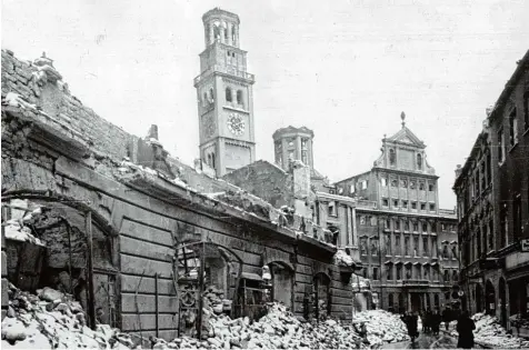  ?? Fotos/Repros: Franz Häußler ?? Im Februar 1944 waren das Rathaus und der Perlachtur­m ausgebrann­t. Der Turm sollte sogar gesprengt werden, da er Risse aufwies.