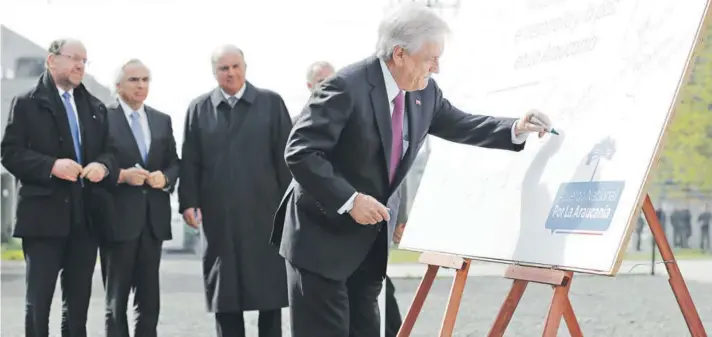  ??  ?? ► El Presidente Piñera, junto a los ministros Moreno y Chadwick, además del intendente Luis Mayol, firmando el acuerdo impulsado en Temuco.