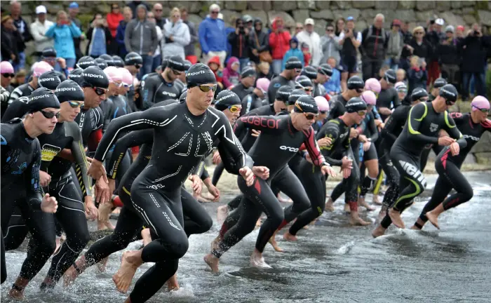  ?? Bild: ANNIKA KARLBOM ?? STARTEN HAR GÅTT. Ett 100-tal triathlete­r gav sig ut i vattnet. Och alla kom tillbaka!