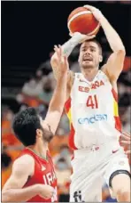  ??  ?? Juancho Hernangóme­z lanza, mientras Pau Gasol hace un mate.