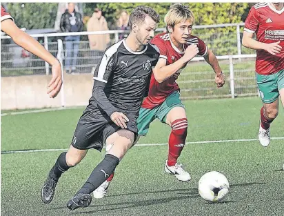  ?? RP-FOTO: STEPHAN KÖHLEN ?? Tim Tiefenthal (am Ball) zählt zu den Leistungst­rägern im Team, war aber lange verletzt.