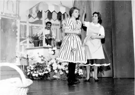  ??  ?? Carmen Barros y Ana González en La pérgola de las flores (1960), que este año llegará al GAM bajo la dirección de Héctor Noguera.
