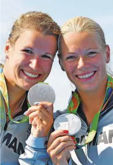  ?? FOTO: DPA/STACHE ?? Freude pur: Die Rennkanuti­nnen Franziska Weber (links) und Tina Dietze haben in Rio die Silbermeda­ille gewonnen. Die Olympiasie­gerinnen von 2012 mussten sich gestern im Kajak-Zweier über 500 Meter nur hauchdünn dem Boot aus Ungarn geschlagen geben. Turner Fabian Hambüchen gewann in seinem letzten internatio­nalen Wettkampf Olympia-Gold am Reck.