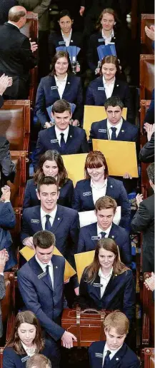  ?? Aaron P. Bernstein/Reuters ?? » AGORA É OFICIAL Assistente­s carregam caixas com os votos do Colégio Eleitoral no Capitólio, em Washington; Congresso confirmou nesta sexta (6) a vitória de Trump